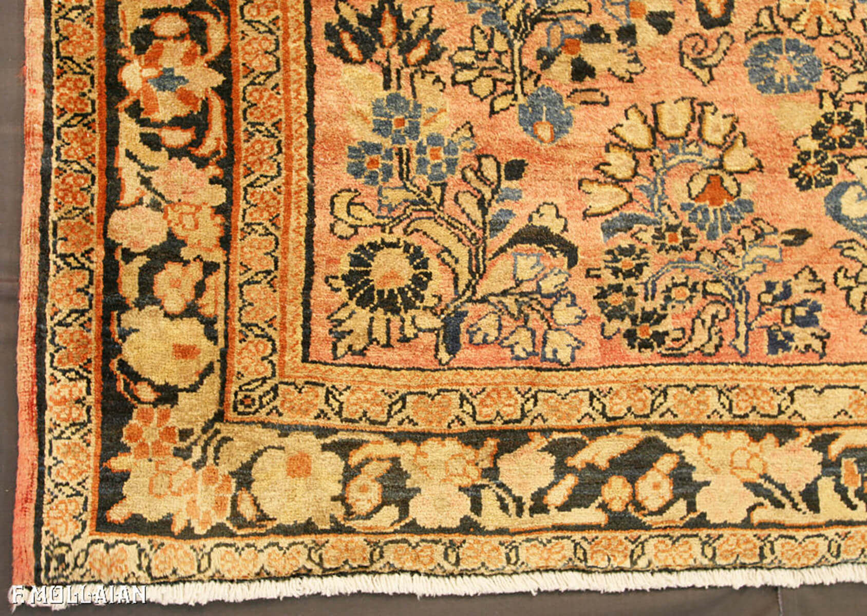 Antique Persian Saruk Rug n°:26451184